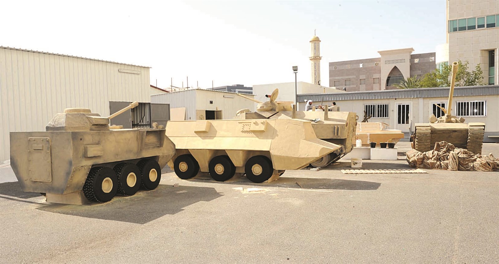 مجسمات لآليات عسكرية ستعرض في المهرجان