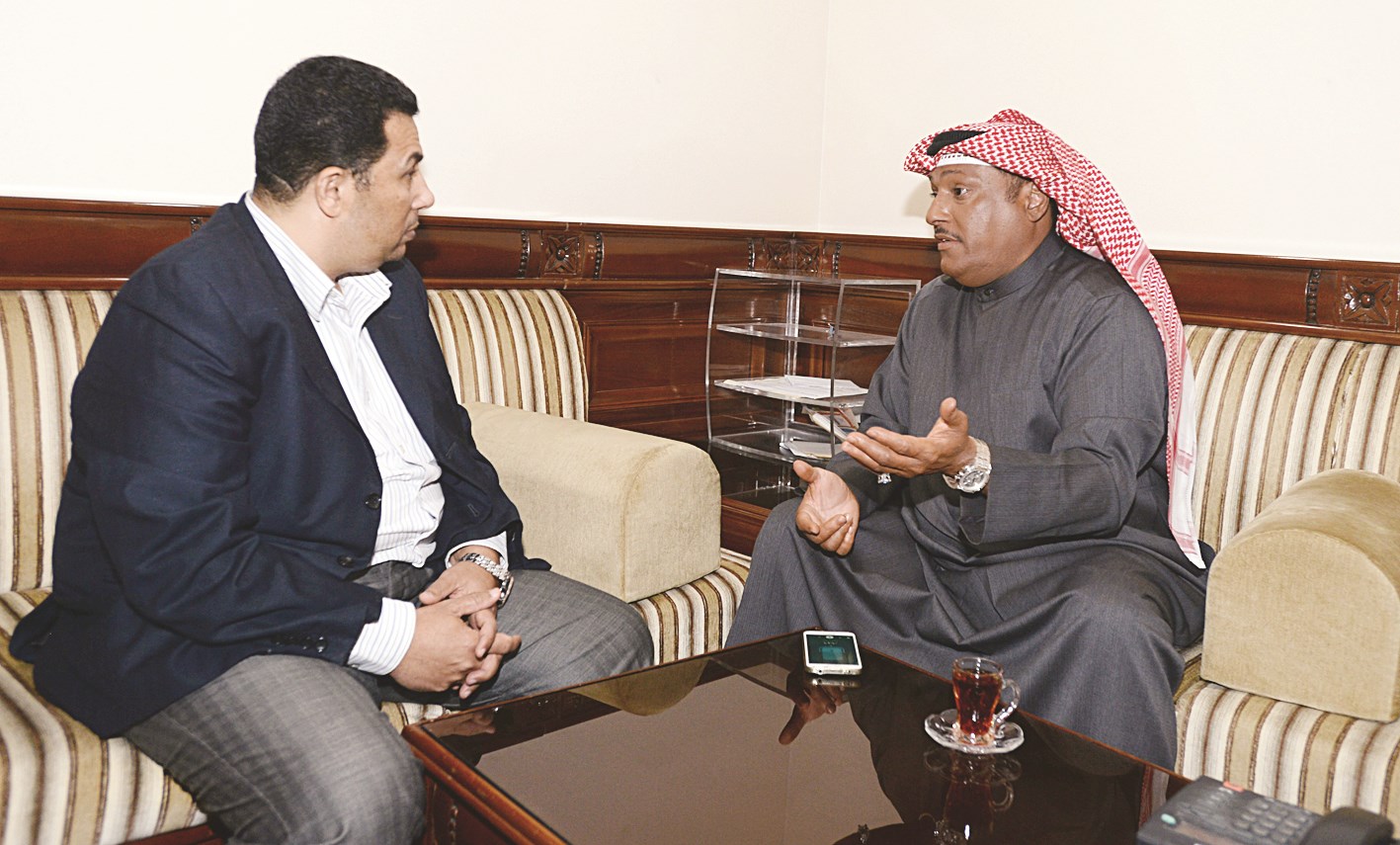 ولد الديرة متحدثاً إلى الزميل مفرح حجاب   (تصوير بسام زيدان)