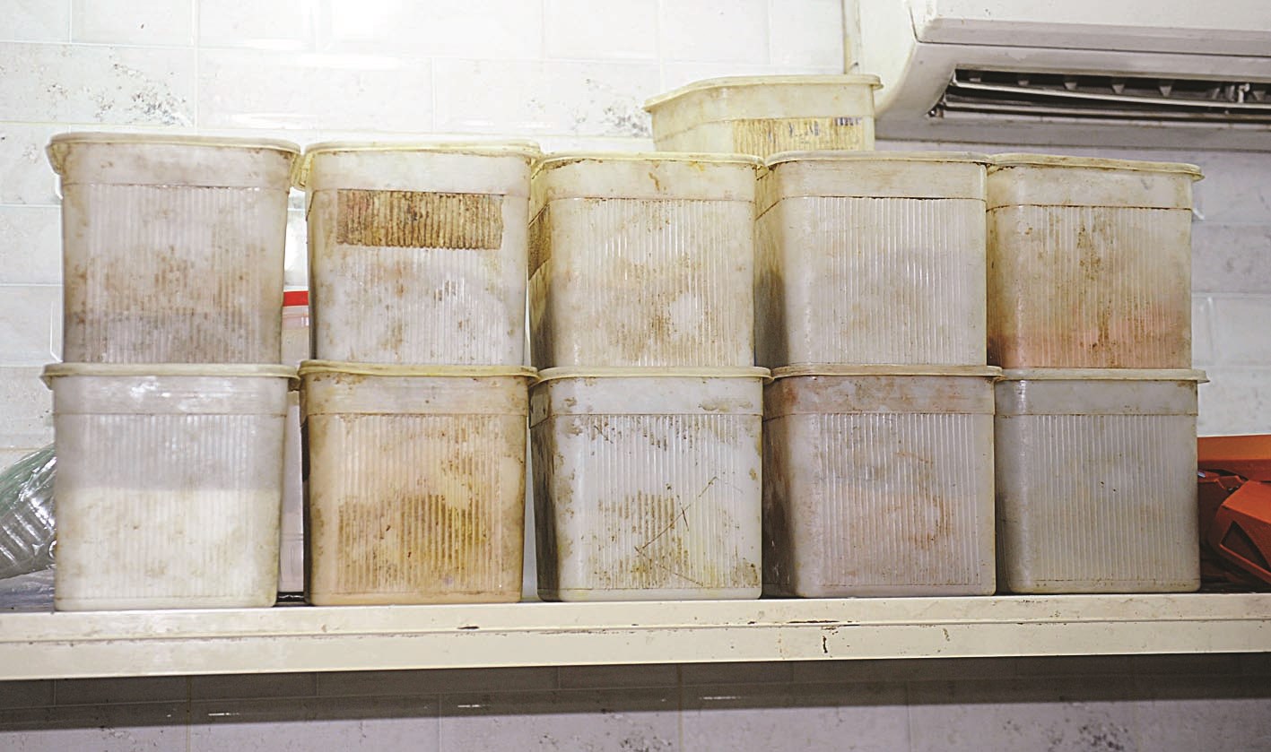 أوان غير نظيفة تحتوي على توابل