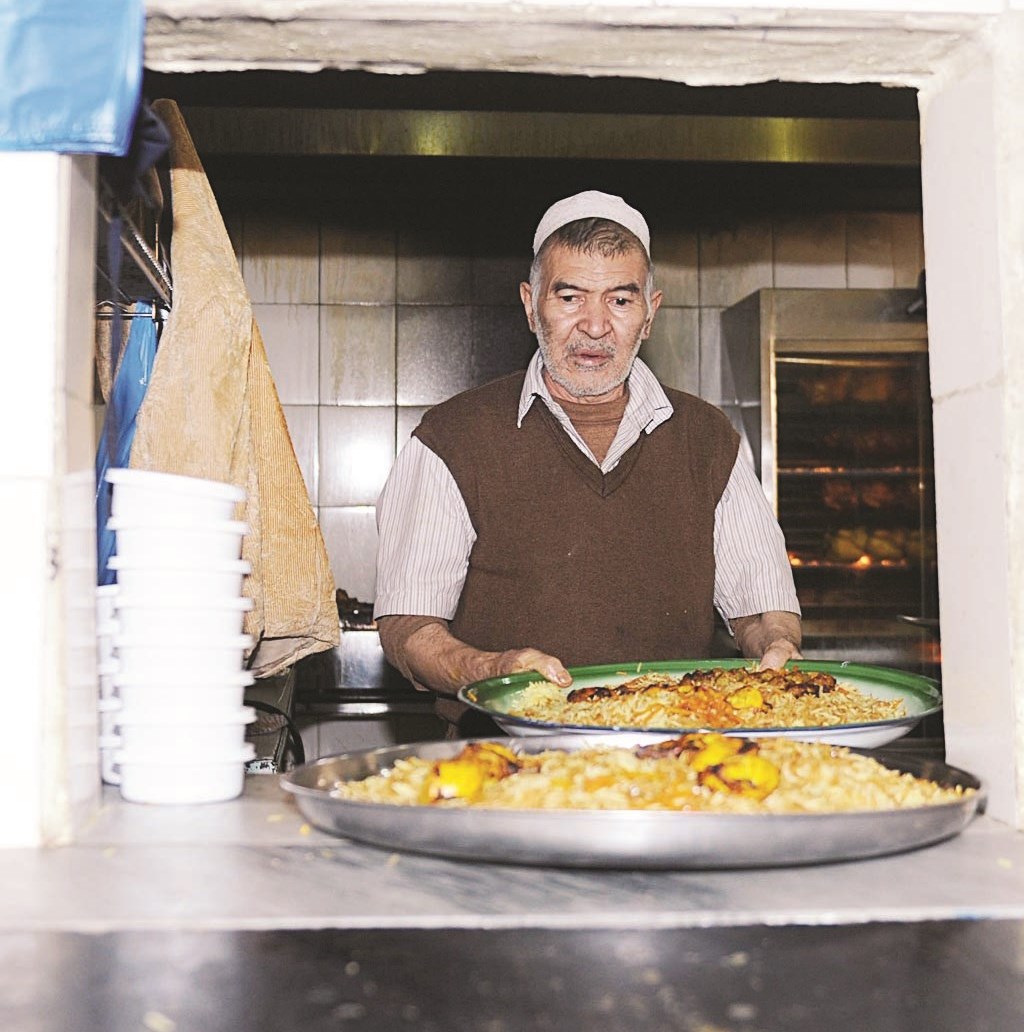 وجبات جاهزة للعمالة (تصوير سعود سالم)