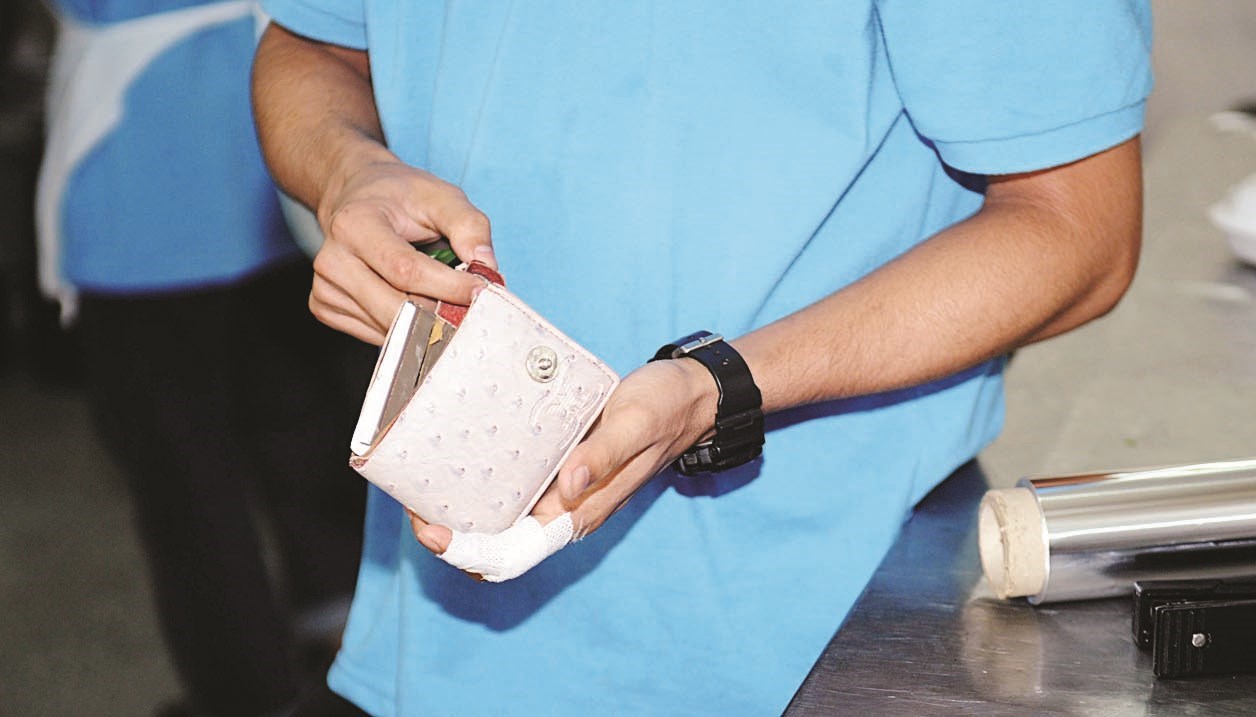 ضبط عامل مصاب في أحد المطاعم