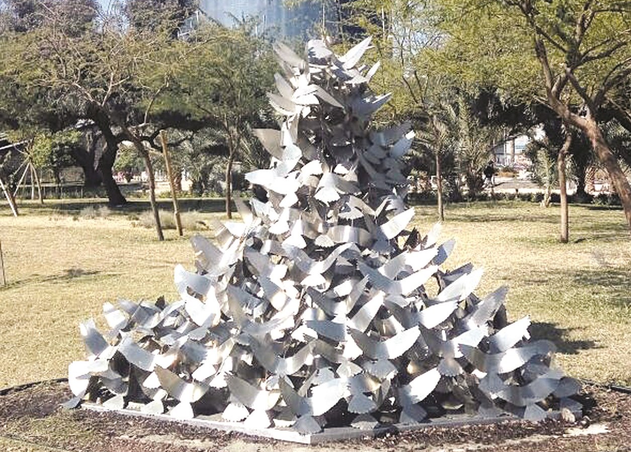 مجسم يجسد معاناة الشهداء