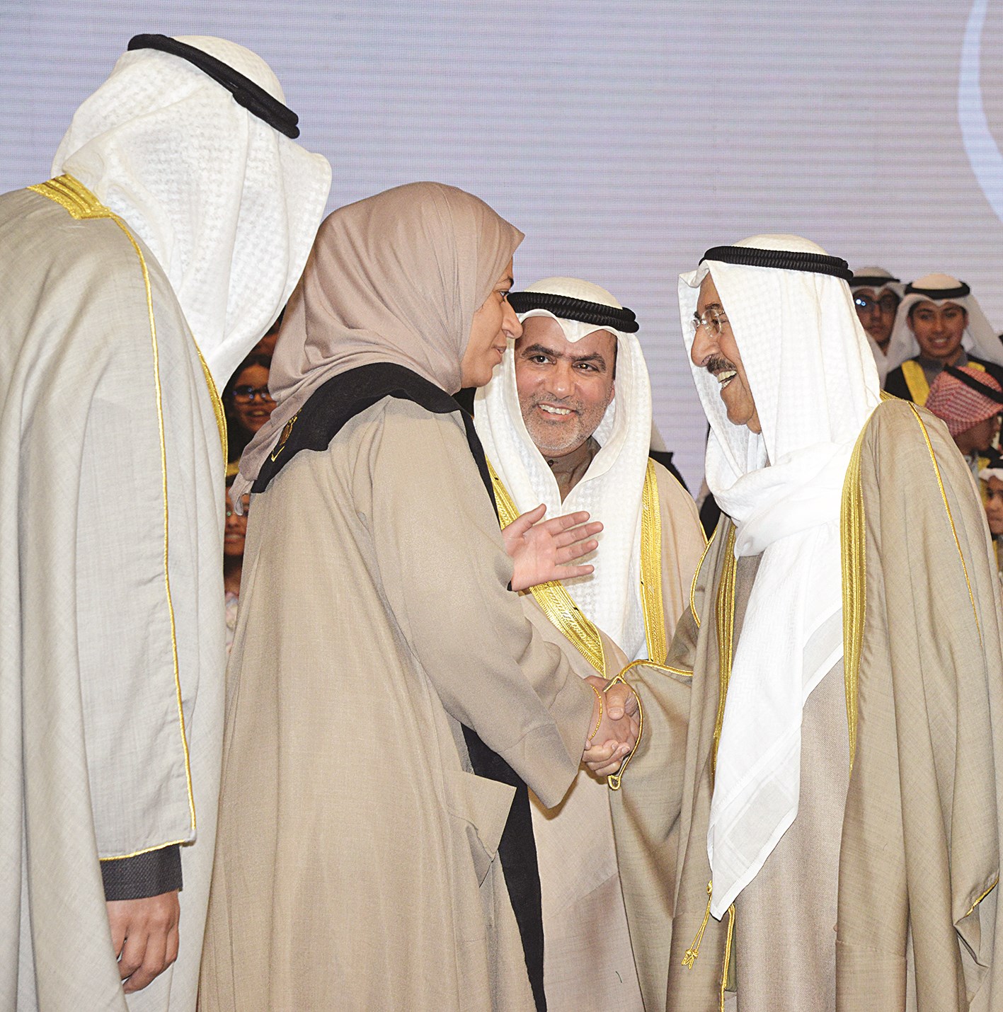 حديث بين سمو الأمير وإحدى القائمات على المسابقة بحضور محمد الجلاهمة