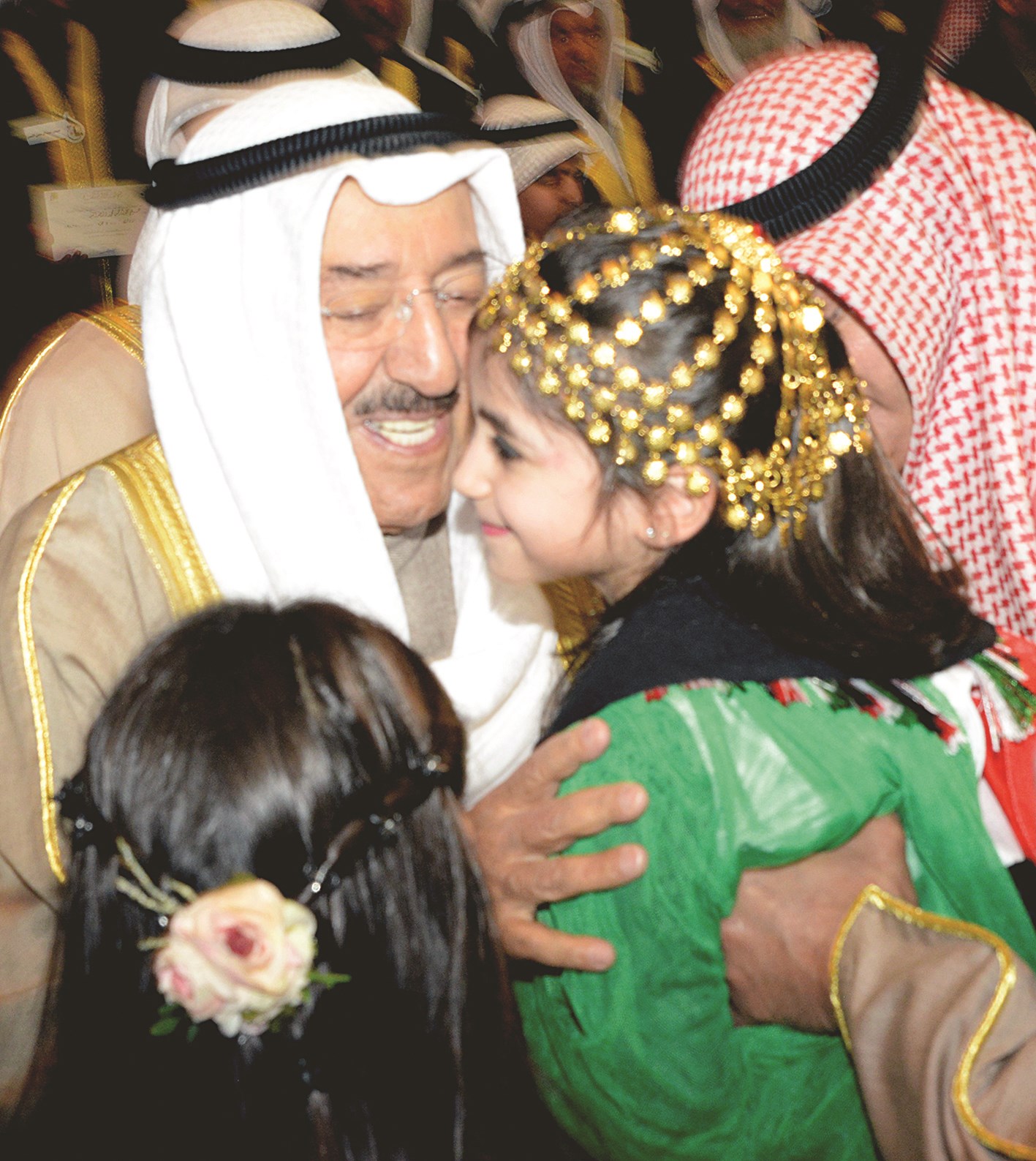 سموه يحتضن طفلة