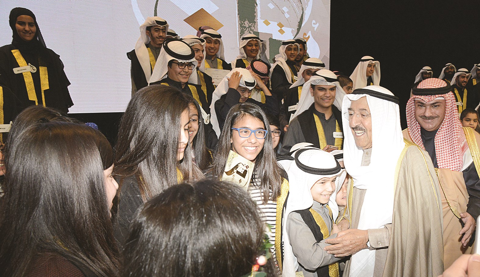 سمو الأمير وسط مجموعة من الأطفال الفائزين