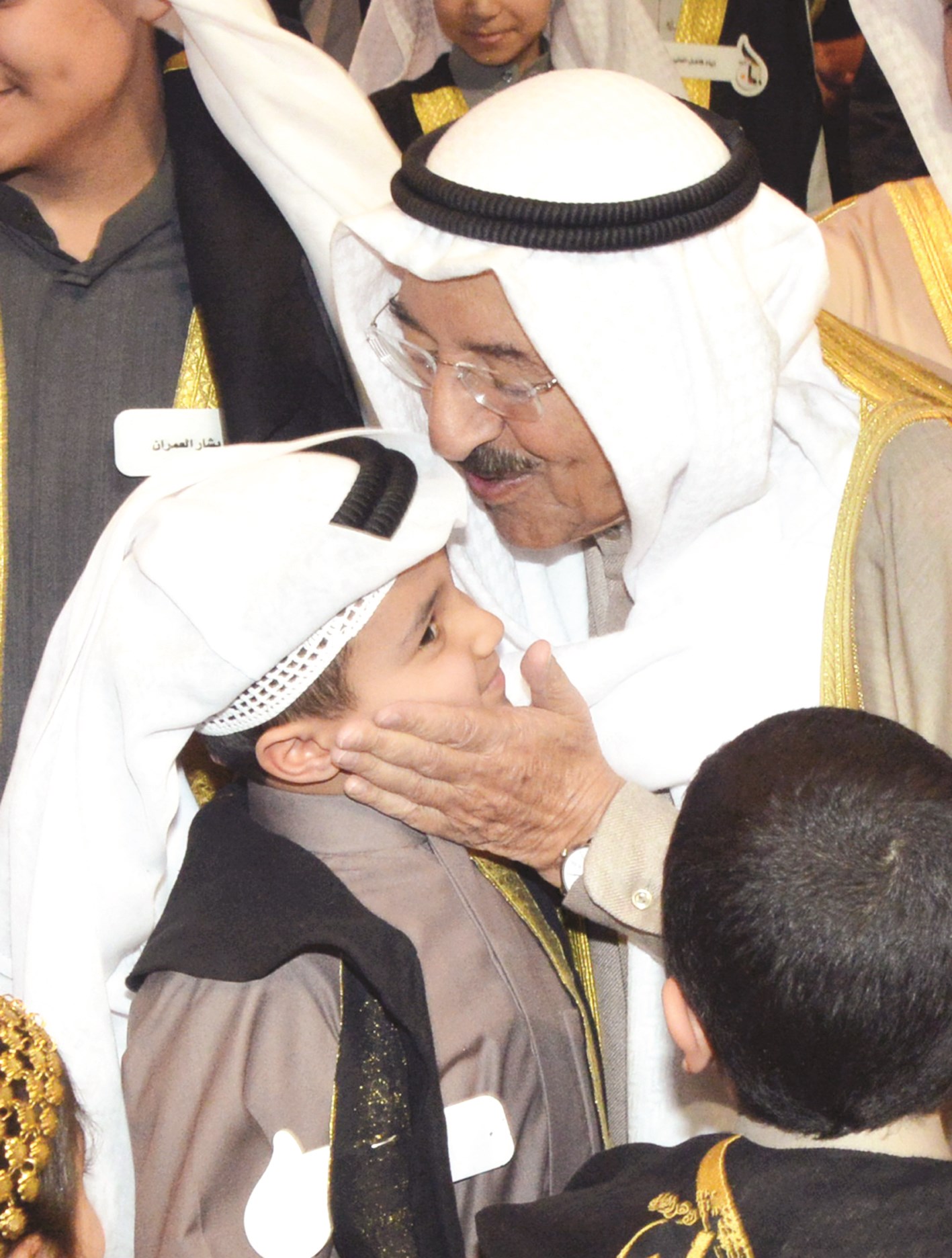 قبلة من سمو الأمير لأحد الأطفال