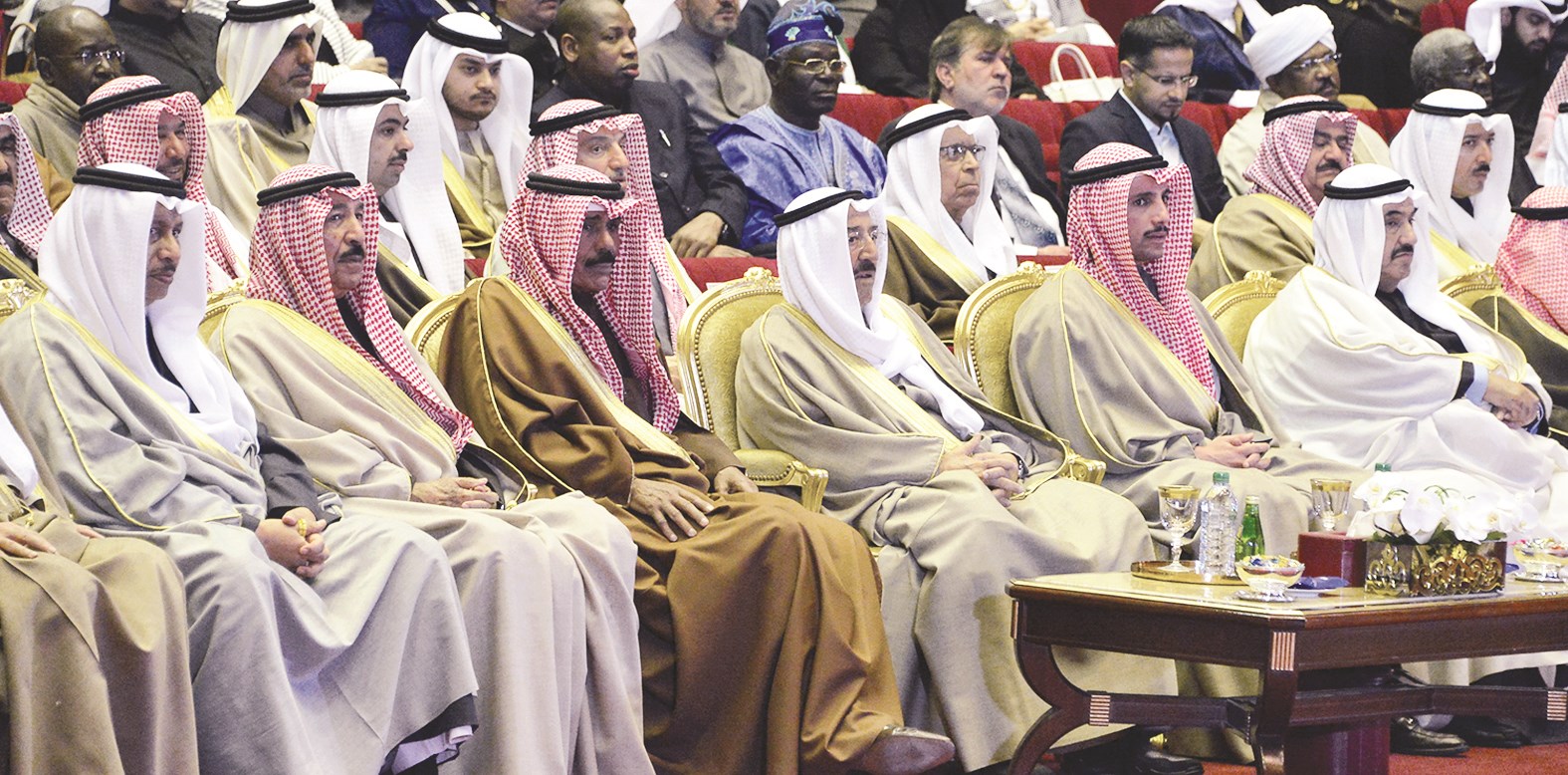 سمو الأمير متوسطاً ولي العهد والغانم وجابر العبدالله وناصر المحمد وجابر المبارك