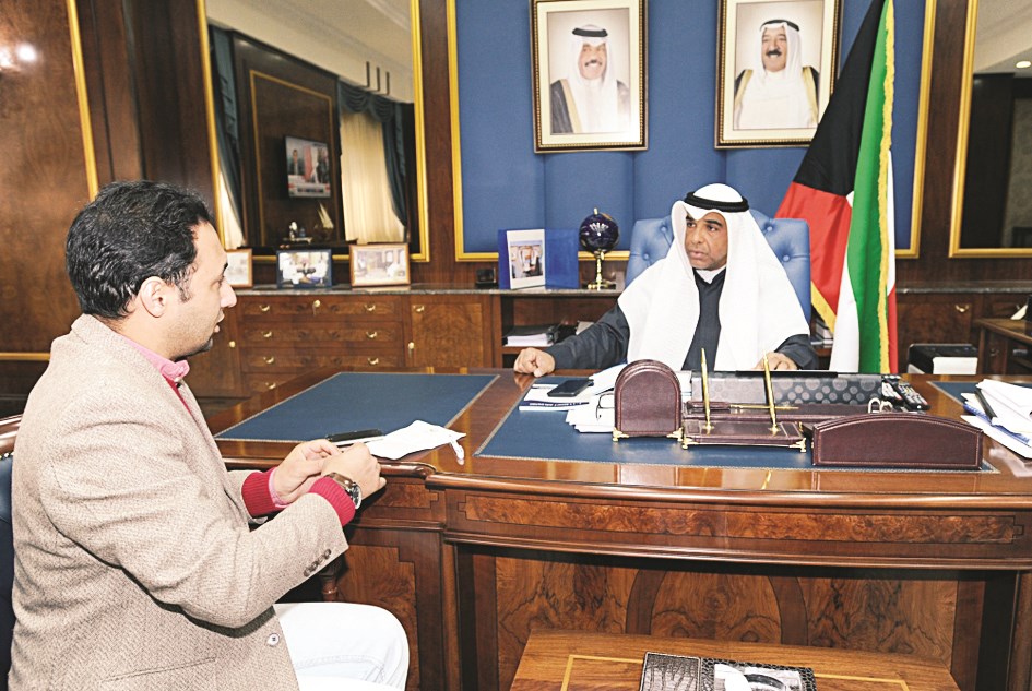 النمش متحدثاً إلى الزميل أحمد زكريا (تصوير كرم ذياب)