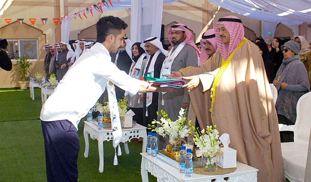 الحويلة يكرم أحد الطلاب