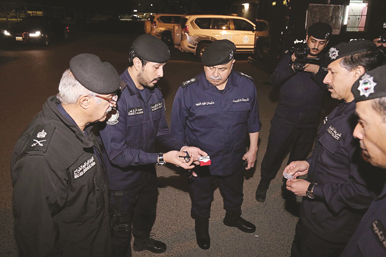 u0627u0644u0641u0647u062f u0648u0627u0644u0637u0631u0627u062d u0645u0639 u0639u062fu062f u0645u0646 u0631u062cu0627u0644 u0627u0644u0623u0645u0646