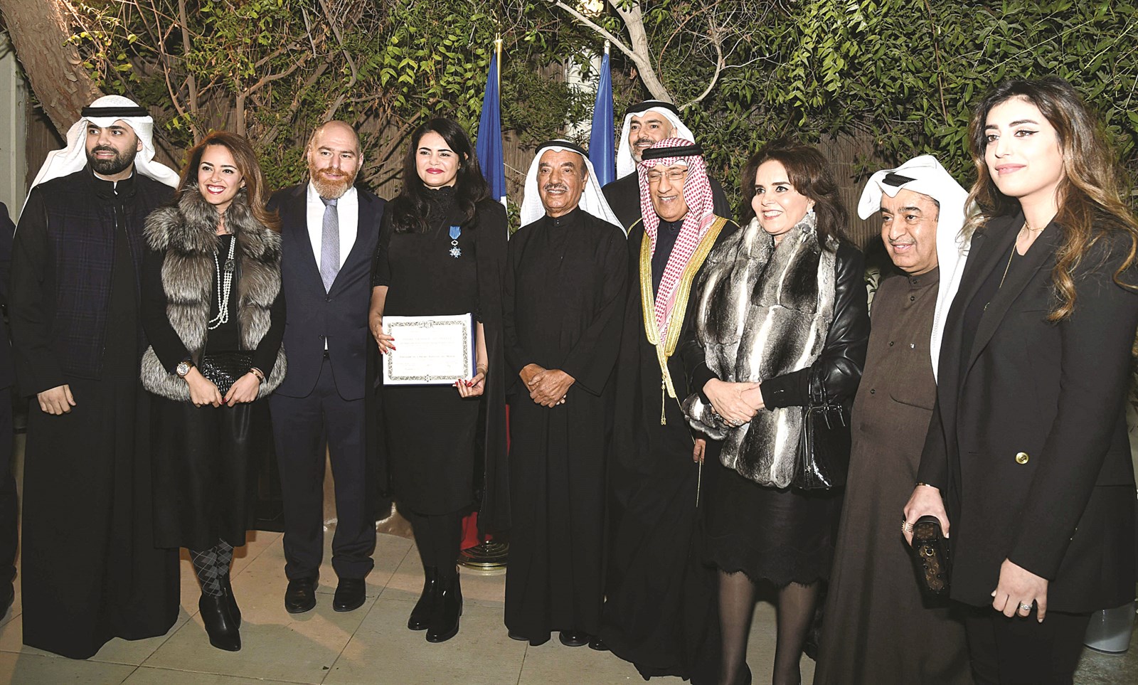 السفير الشارخ والعنود الشارخ وأسرتها وأصدقاؤها خلال التكريم