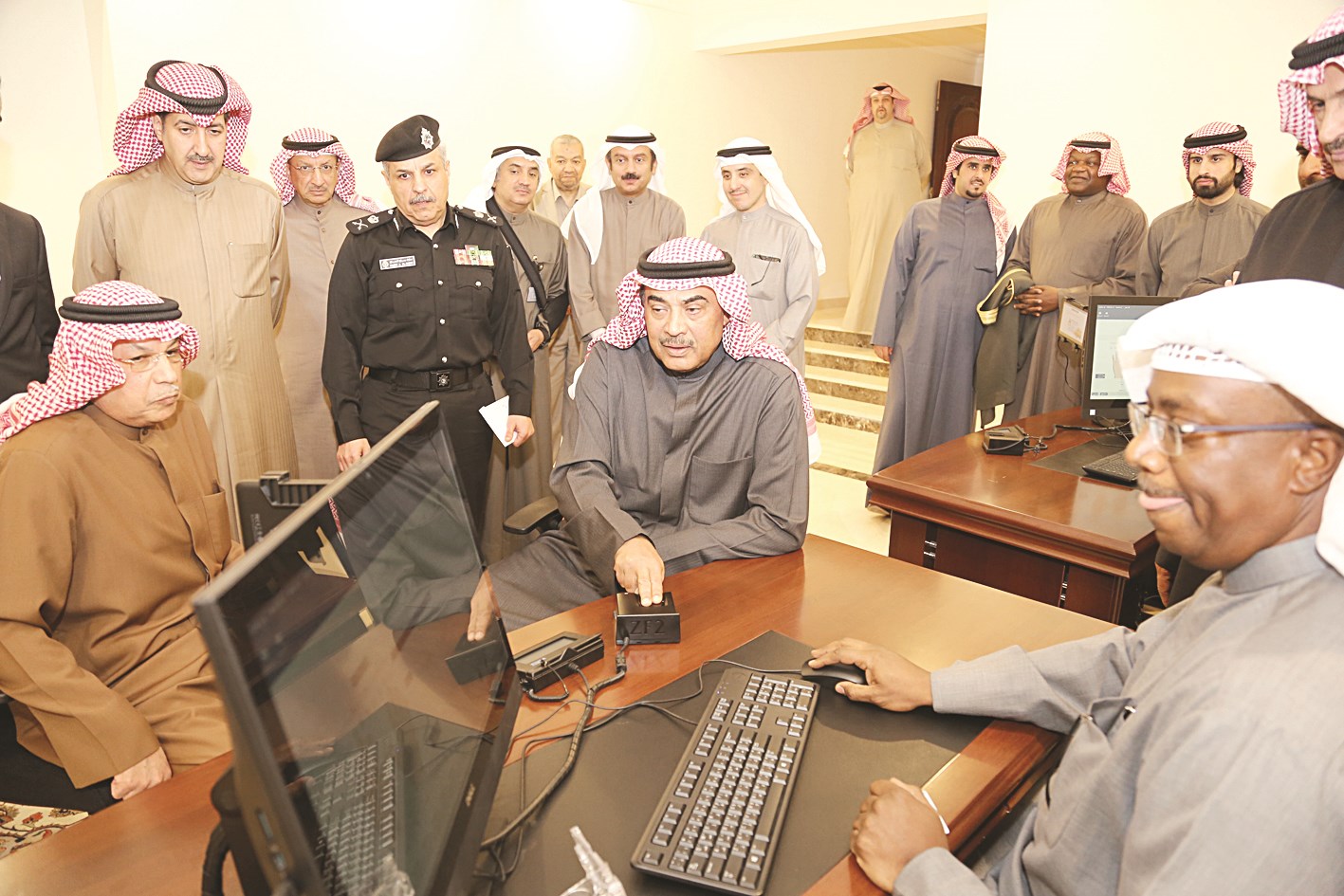 الخالد يشارك بحضور الجراح في تجربة إصدار الجوازات الجديدة