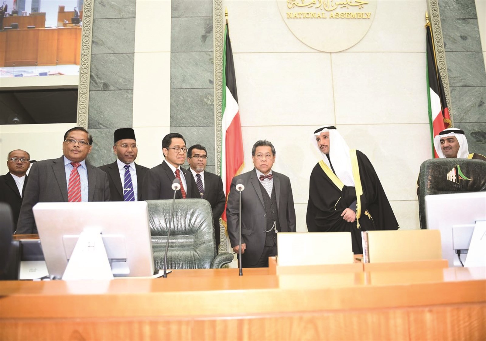 الغانم ونظيره الماليزي على منصة الرئاسة في قاعة عبدالله السالم