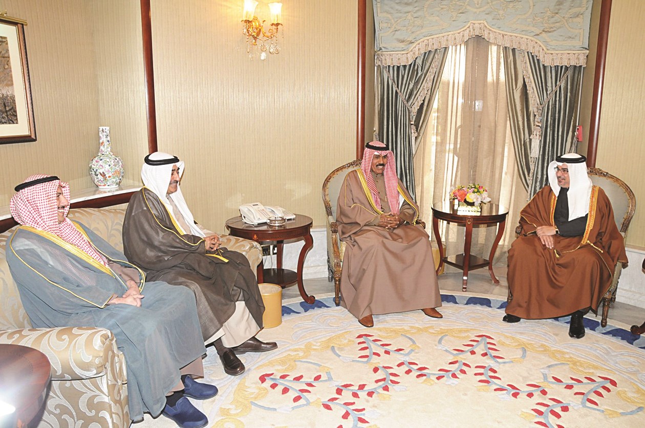 ولي العهد لدى زيارته سلمان بن حمد قبيل مغادرته