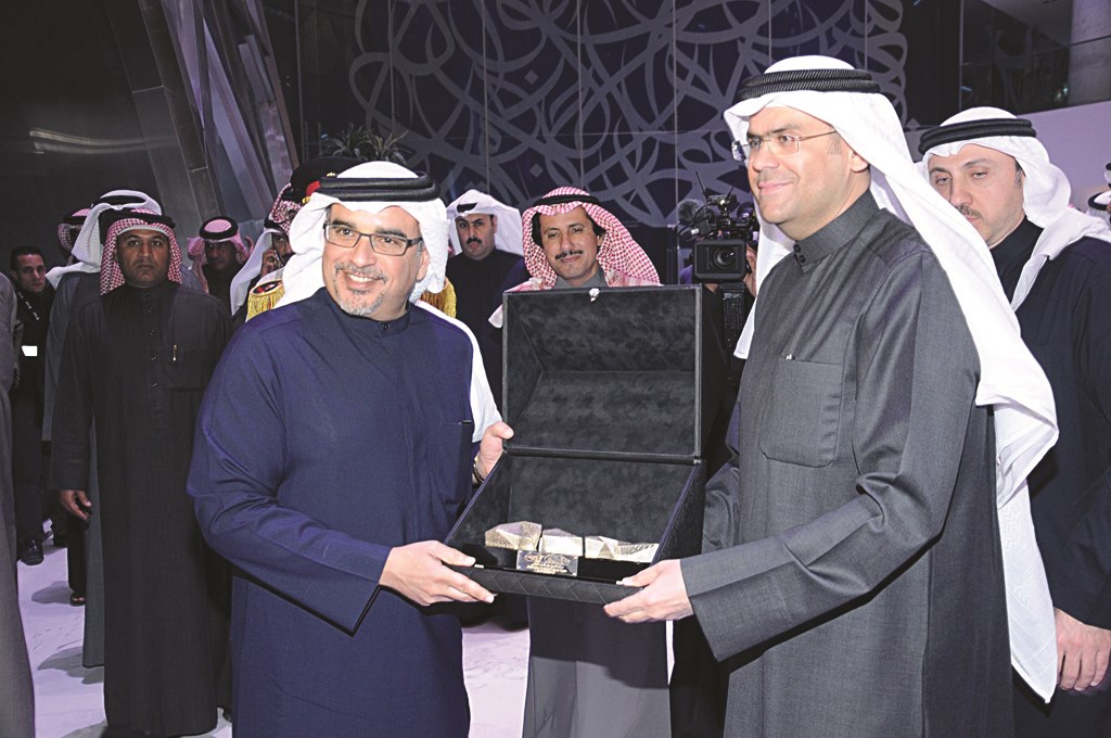 ولي عهد البحرين متسلماً من إسحق هدية تذكارية