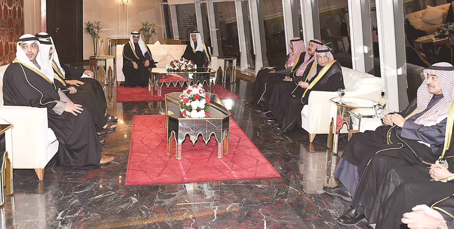 المبارك وسلمان بن حمد وصباح الخالد ومحمد الخالد والجراح والعبدالله خلال مأدبة العشاء