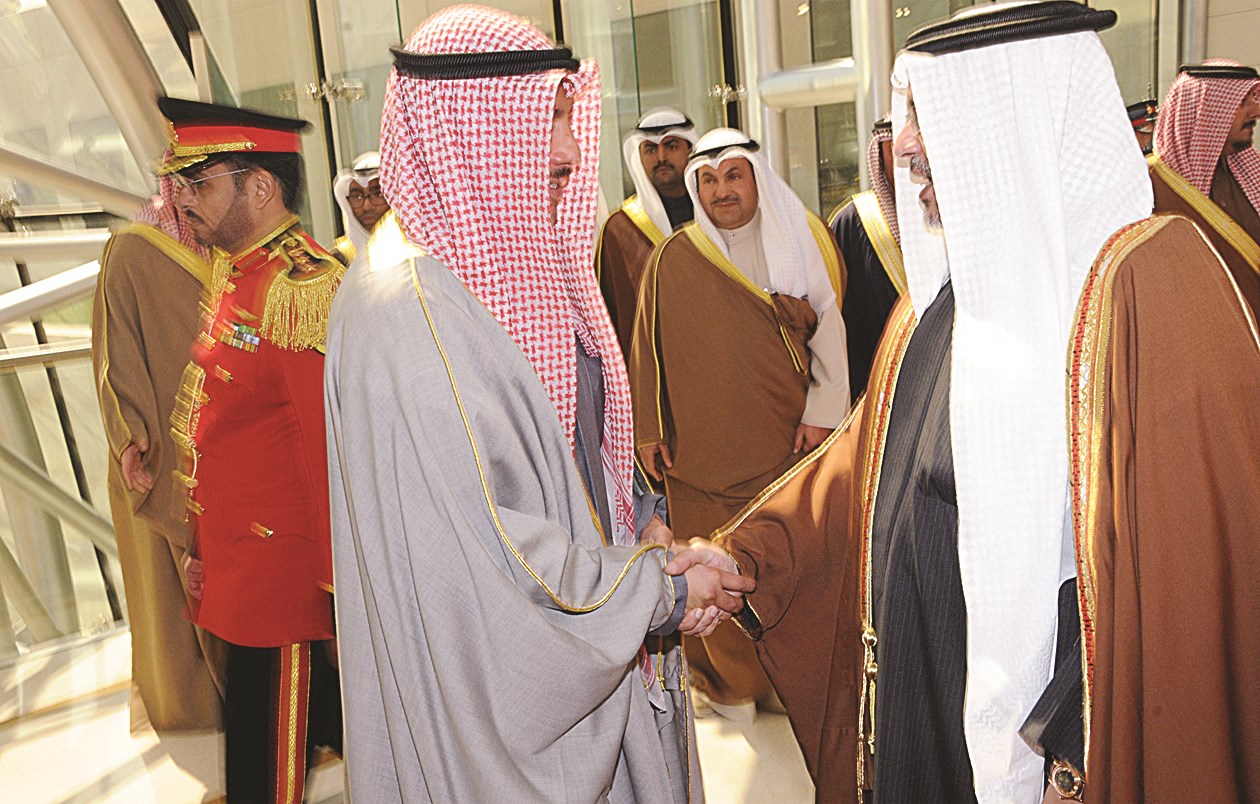 سلمان بن حمد مصافحاً الغانم