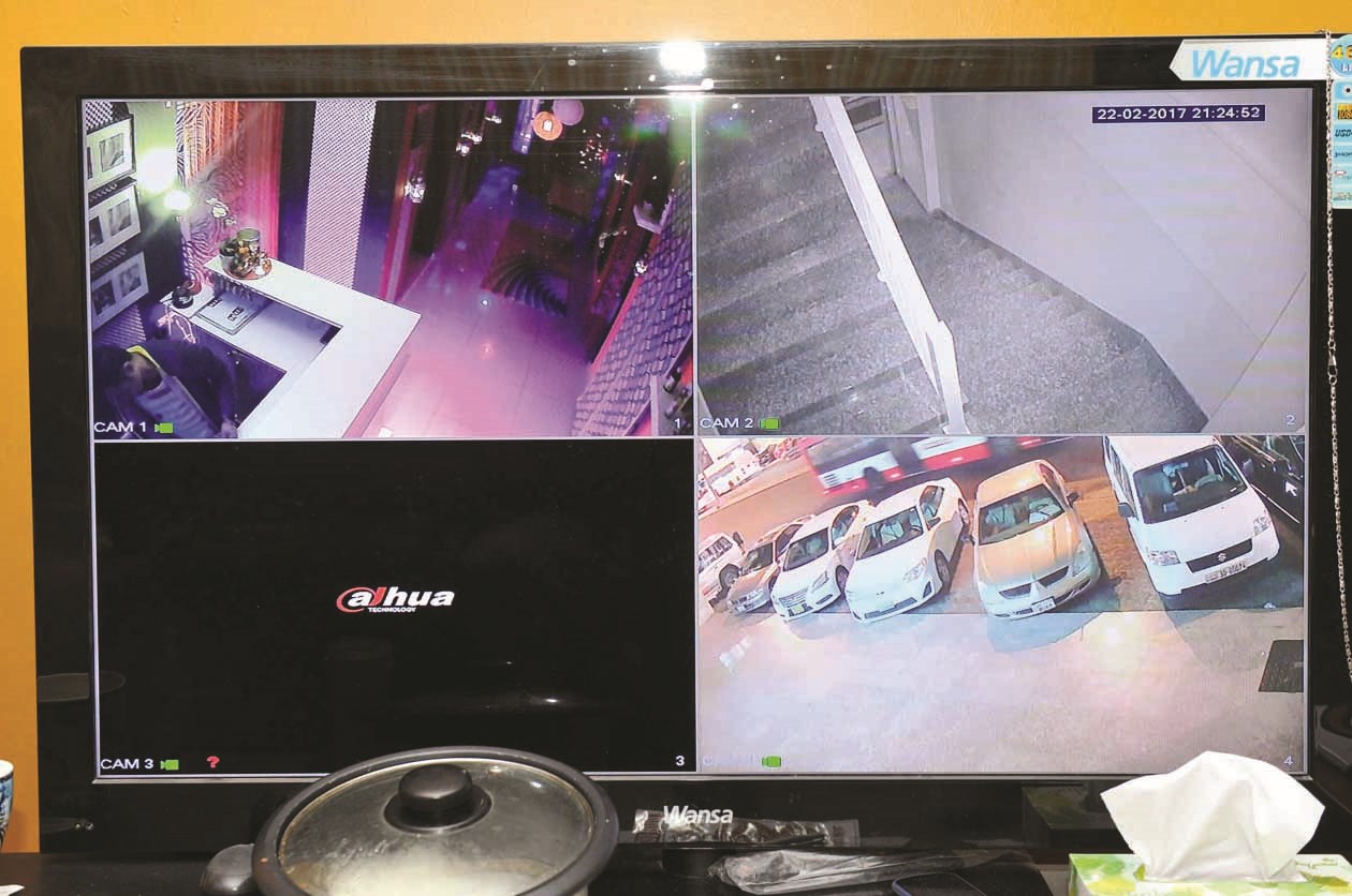 شاشات مراقبة لرصد الحركة داخل وخارج المعهد