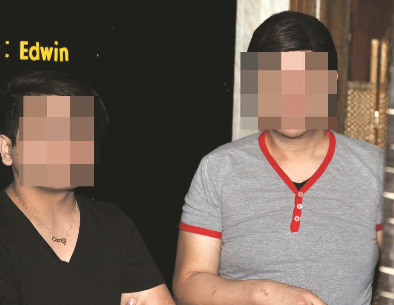 متشبهان مخالفان