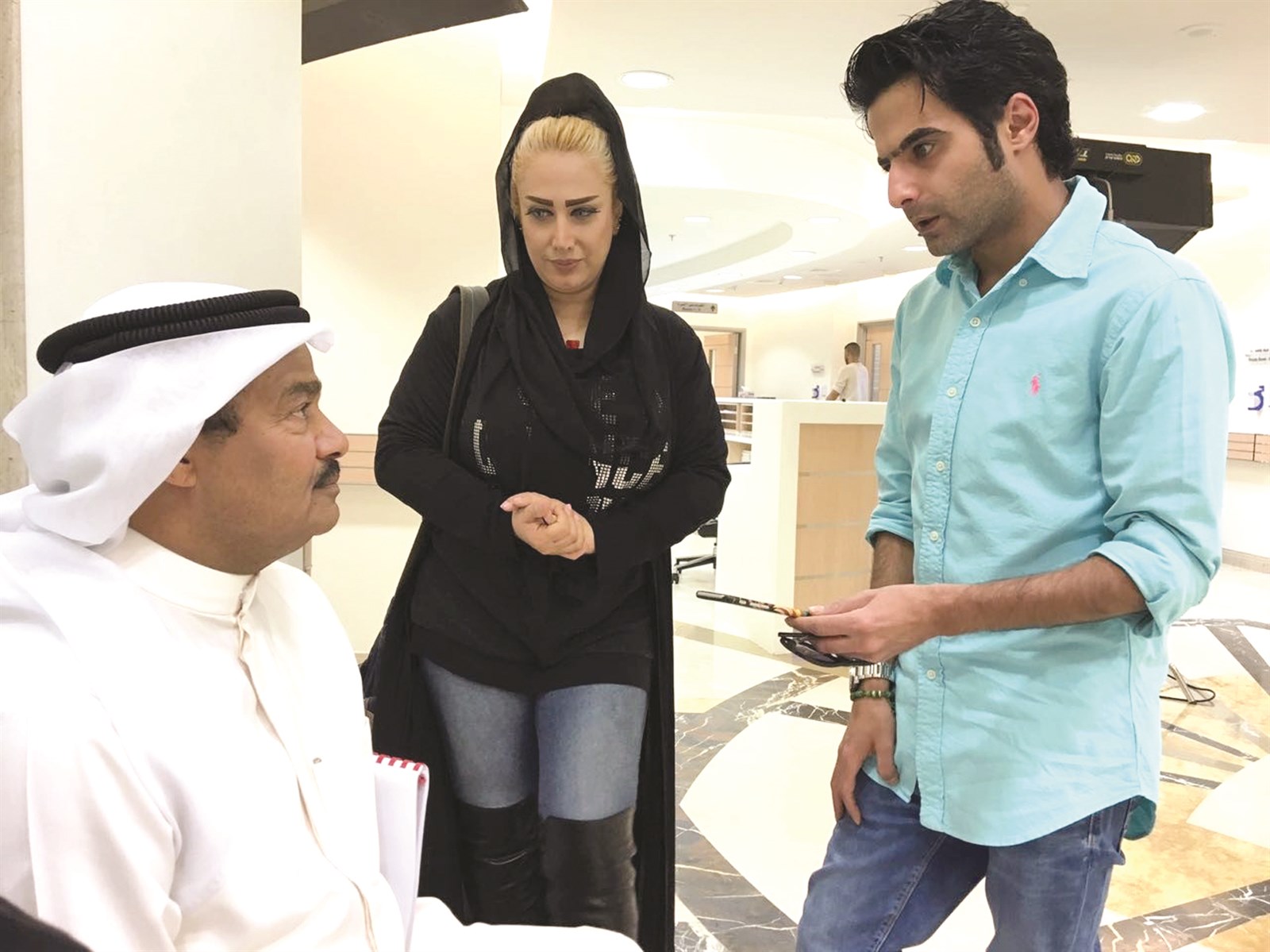 عبدالرحمن العقل وميس قمر يتحدثان إلى الزميل حمود العنزي