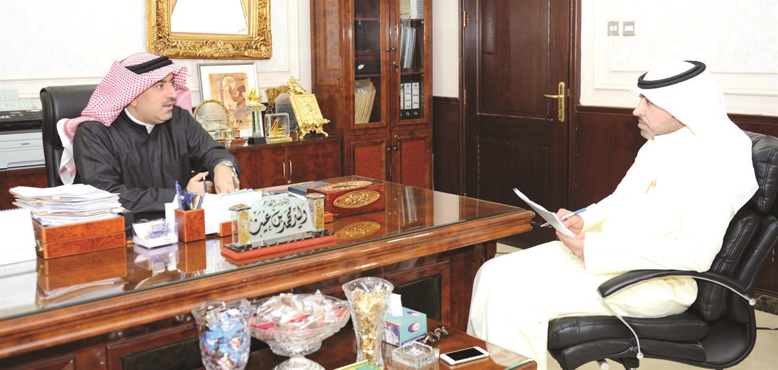 الغيث متحدثا للزميل علي التركي  (تصوير سعود سالم)