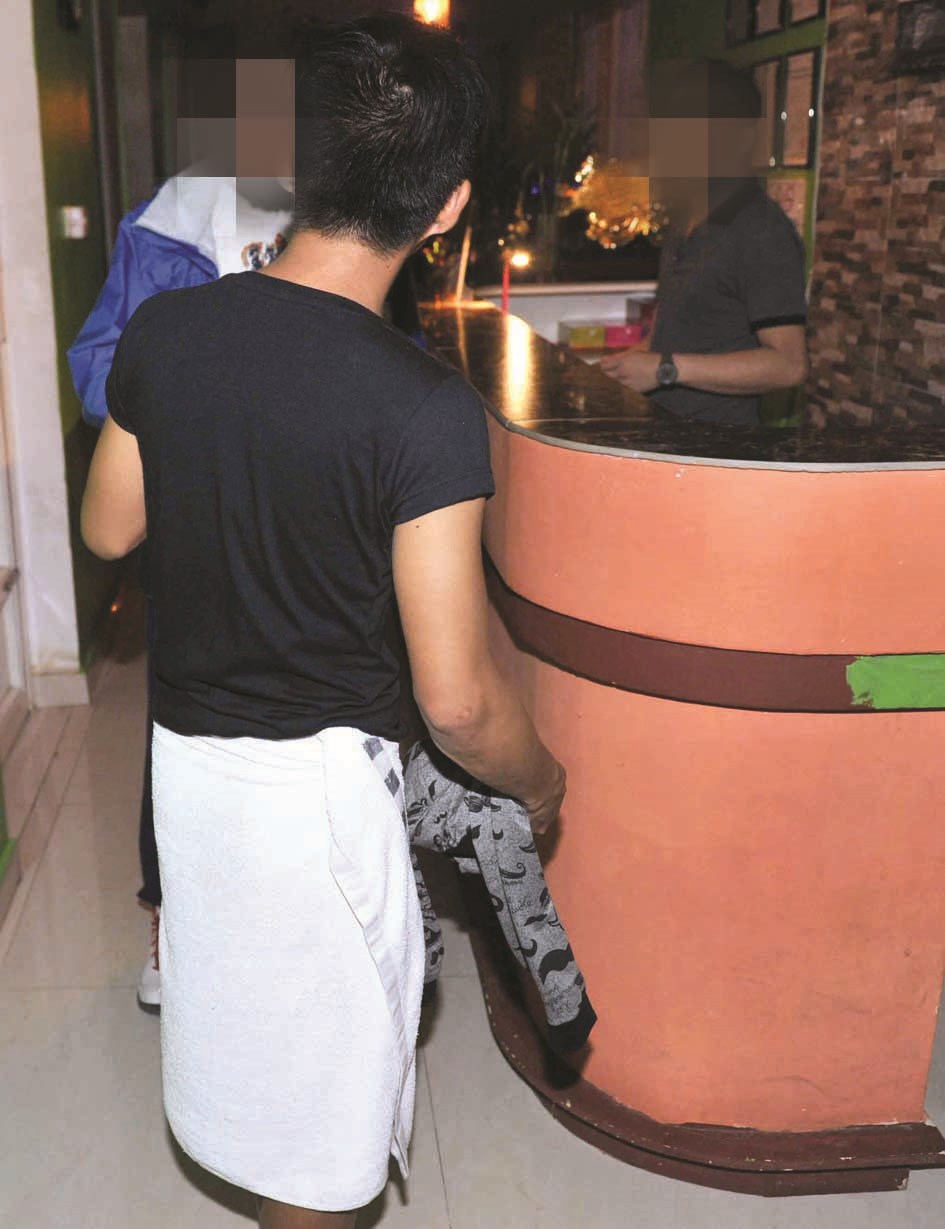 خرج بـ «المنشفة» !