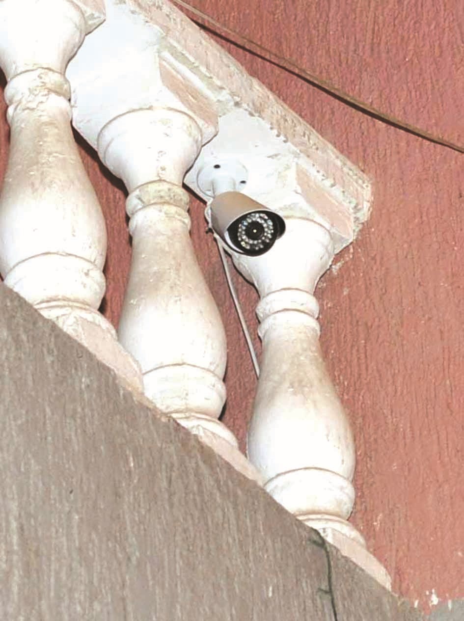 كاميرات منصوبة في أماكن مخفية