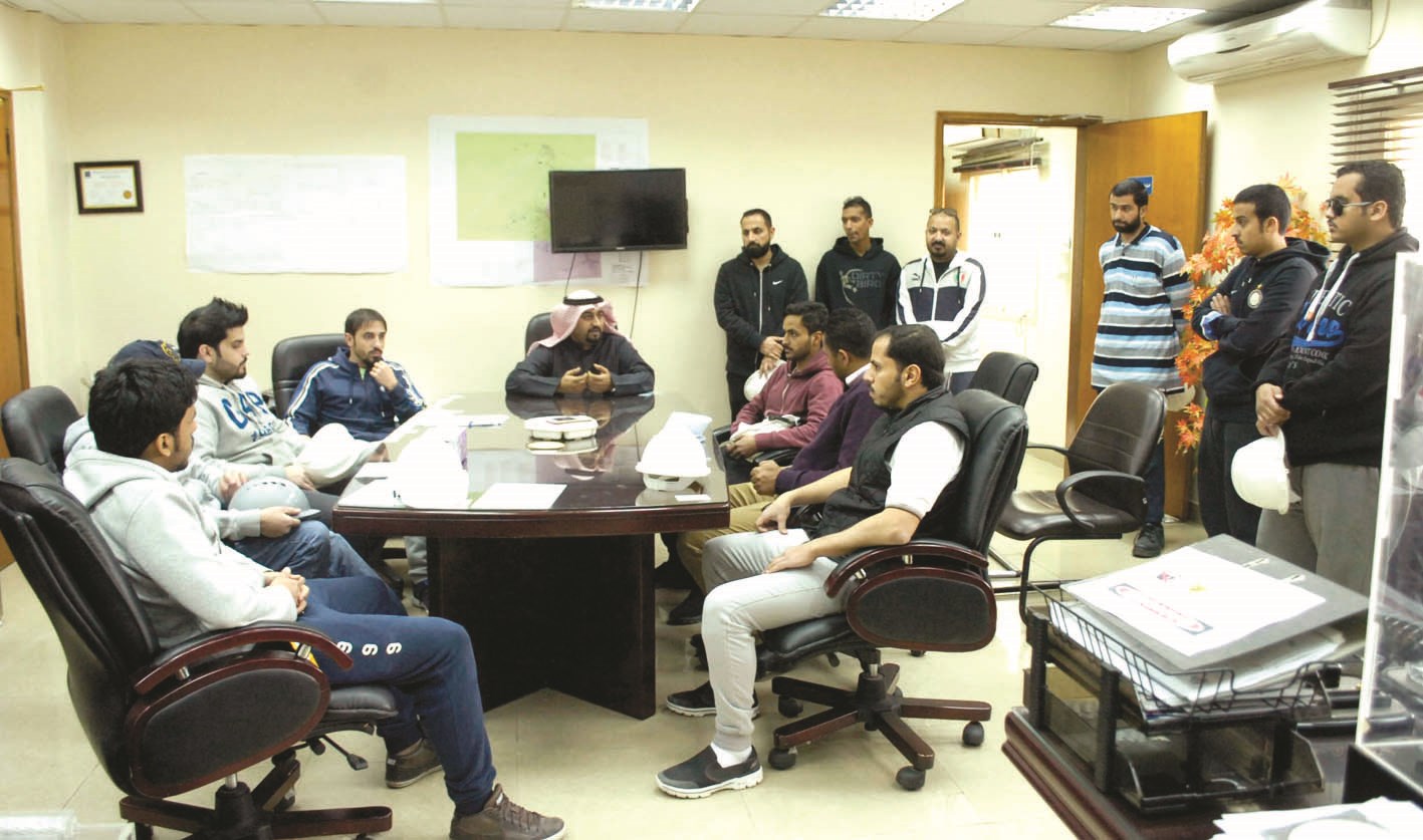 مهندسو وفنيو صيانة الخطوط يتحدثون إلى الزميل علي العلاس