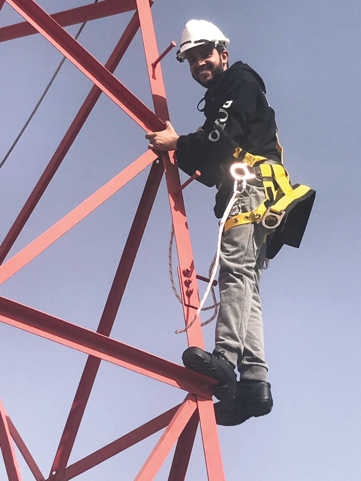 الفني الكويتي عبدالله مهوس يتسلق أحد الأبراج