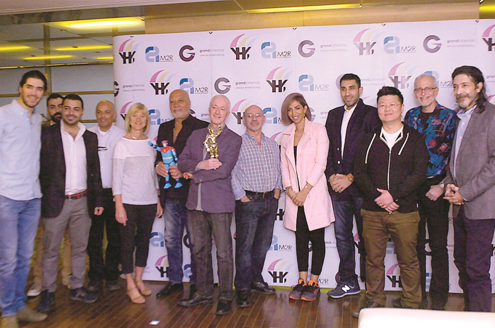 u0623u0646u062au0648u0646u064a u062fu0627u0646u064au064au0644u0632 u064au062au0648u0633u0637 u0627u0644u0641u0646u0627u0646u064au0646 u0641u064a u0644u0642u0637u0629 u062cu0645u0627u0639u064au0629     (u062au0635u0648u064au0631 u0628u0633u0627u0645 u0632u064au062fu0627u0646)