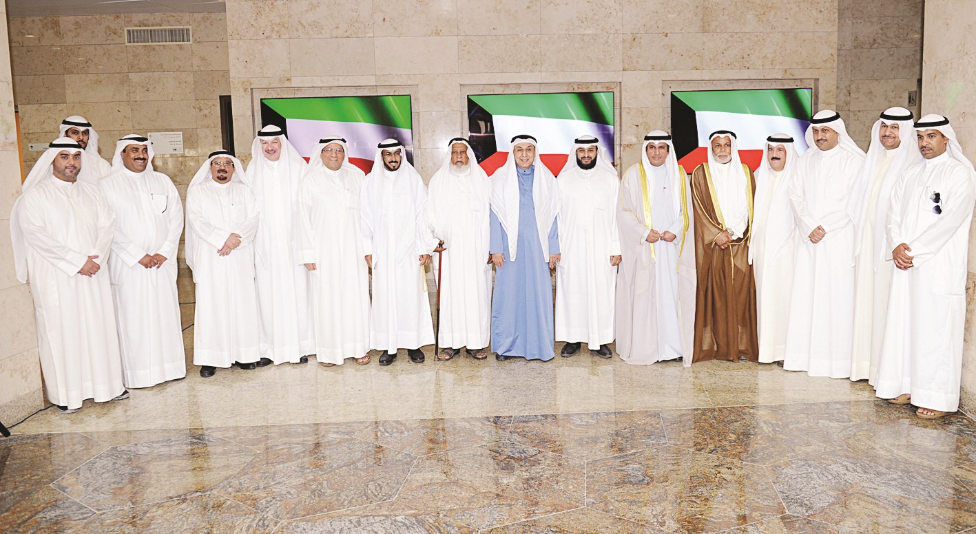 المطاوعة والعزب يتوسطان مجموعة من القضاة ومسؤولي وزارة العدل