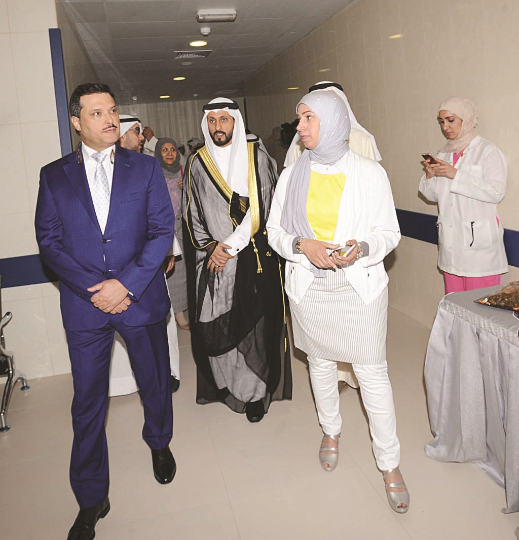 وزير الصحة خلال جولة في المركز