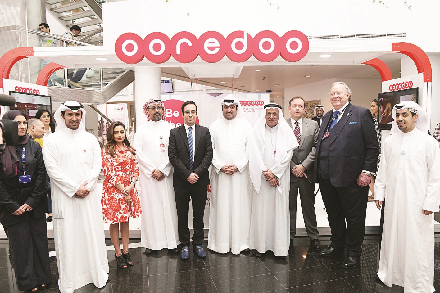 البسام وفريق عمل Ooredoo الكويت مع الروضان وإداريي «GUST»
