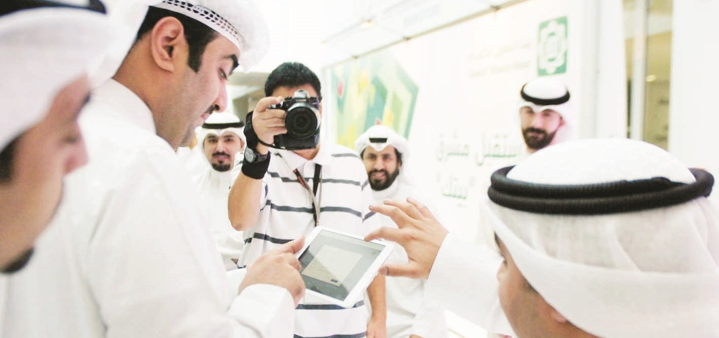 الروضان مدشناً اعمال المعرض