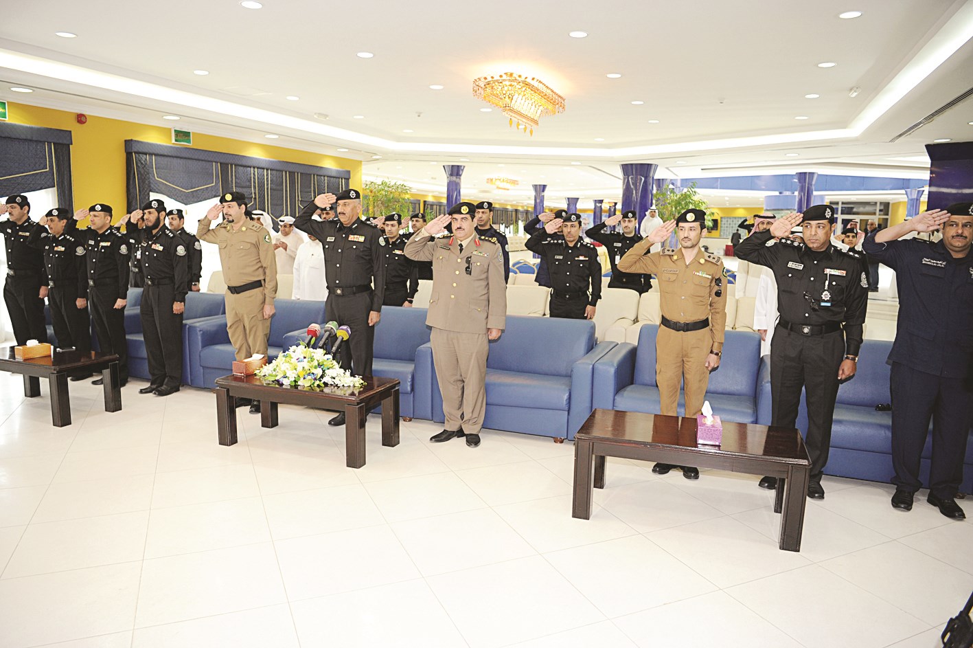 وقوفاً للسلام الوطني في بداية حفل رفع الأعلام