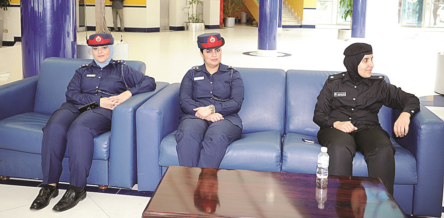 ممثلتا وفد البحرين برفقة الملازم عائشة مال الله