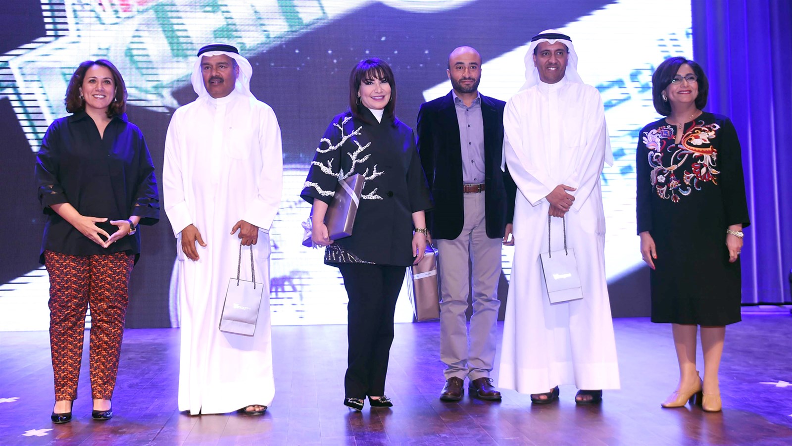 آمال الساير ومنال المطر مع أعضاء لجنة التحكيم