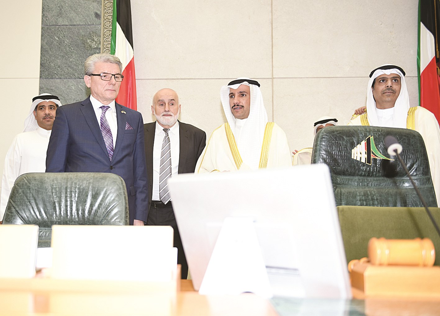 الغانم وضيفه خلال جولة في قاعة عبدالله السالم