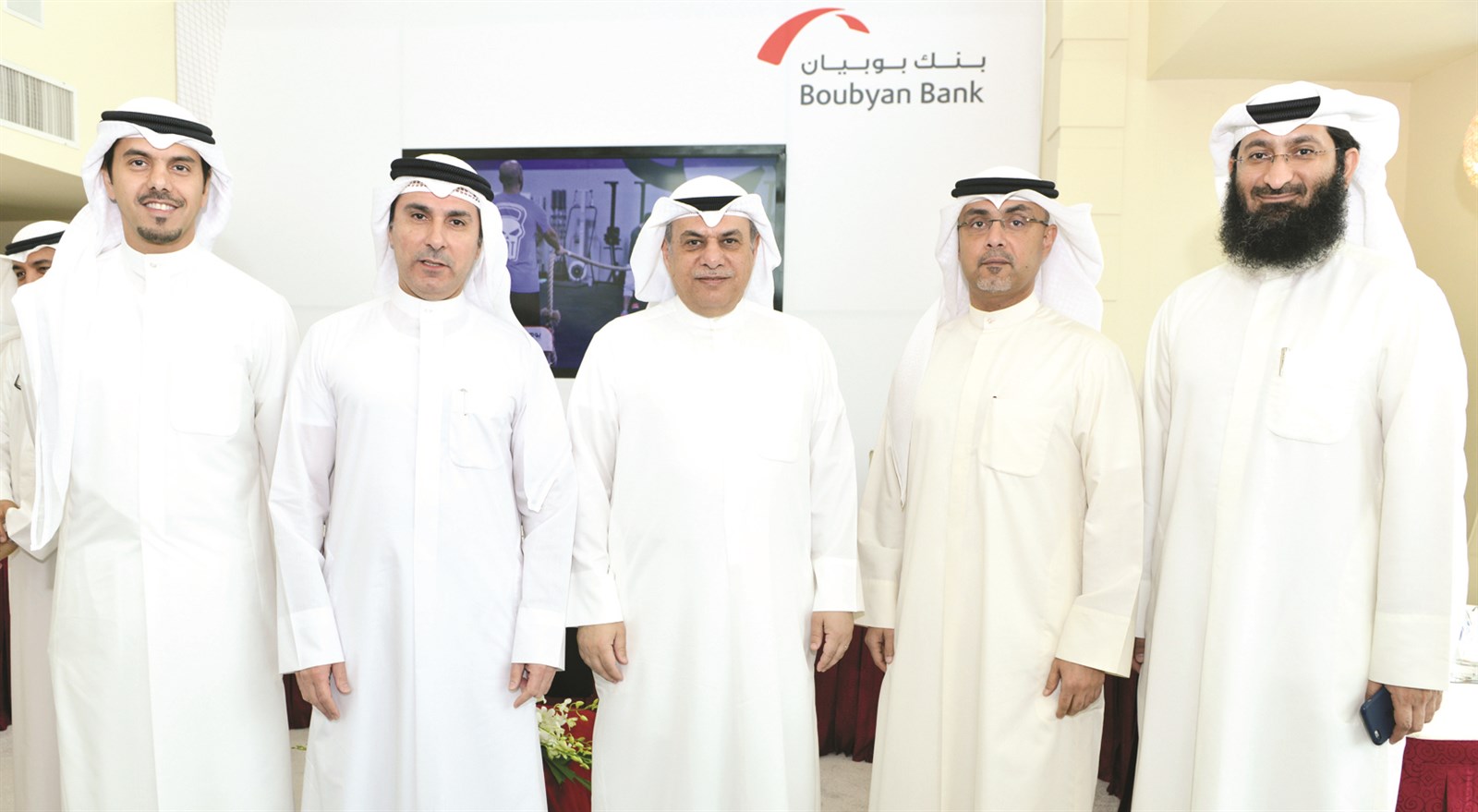 الماجد مع فريق البنك