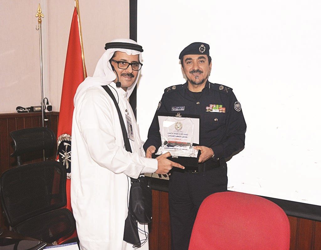 صالح الأنصاري يكرّم سعد العجمي