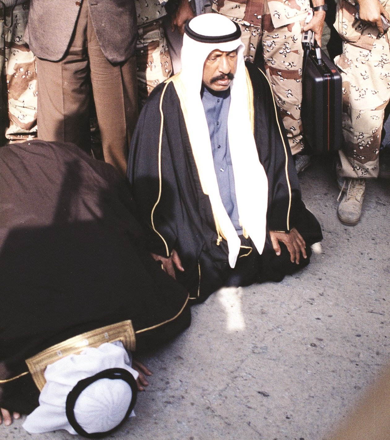 الأمير الراحل ساجداً لله شكراً وبجانبه الشيخ سعدالعبدالله رحمه الله