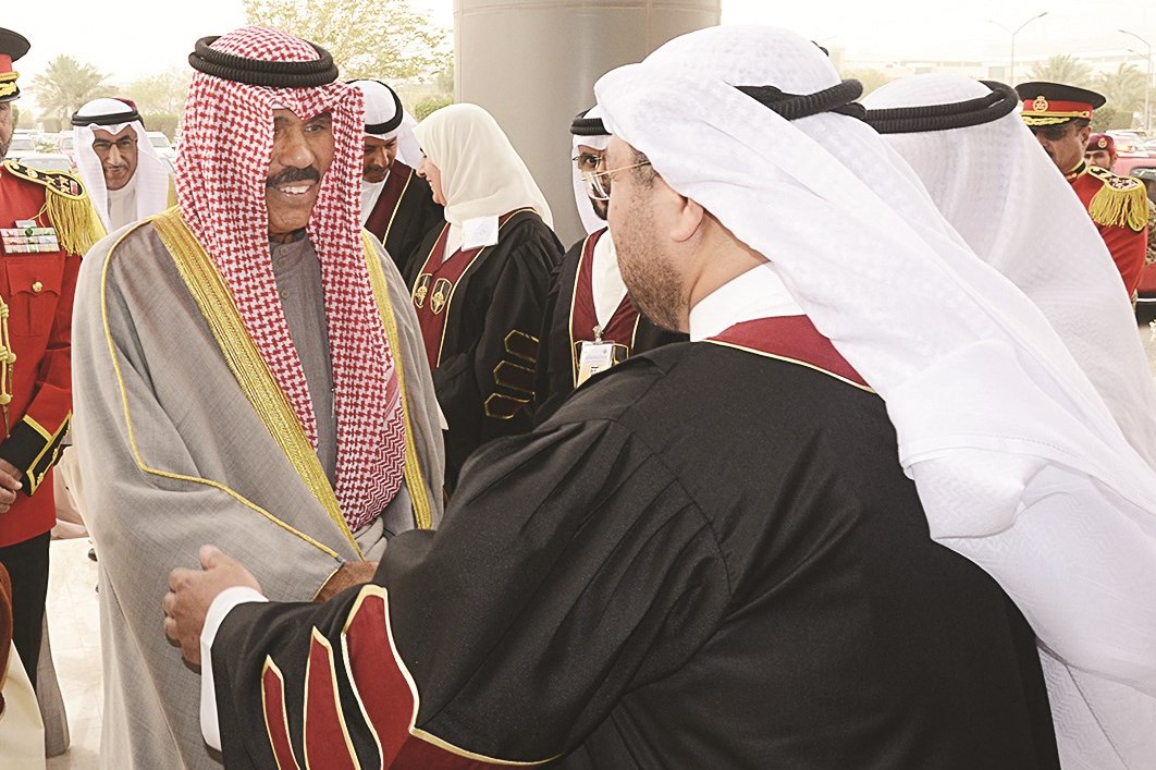 ولي العهد يصافح مستقبليه