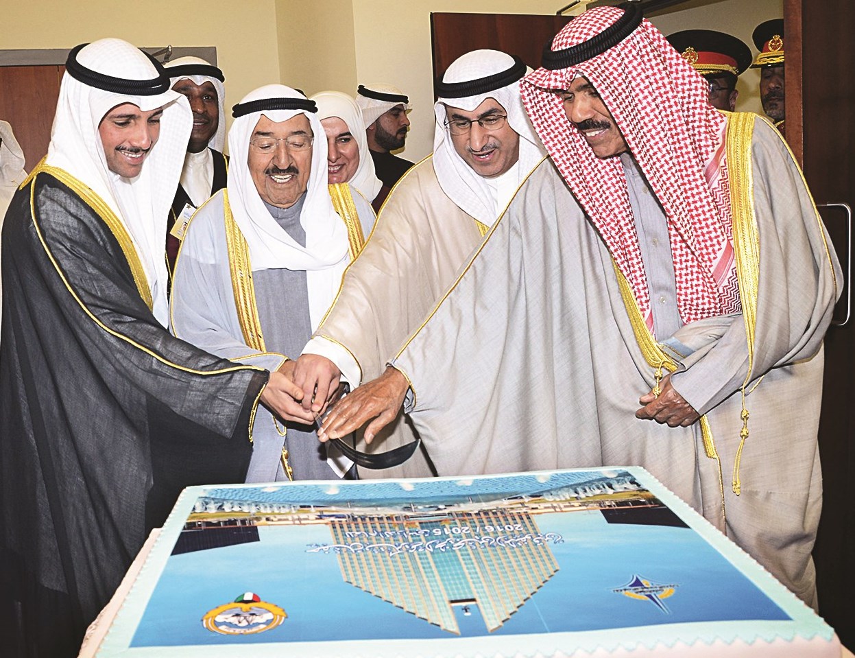 ... ويقطع وولي العهد والغانم والفارس قالب حلوى المناسبة