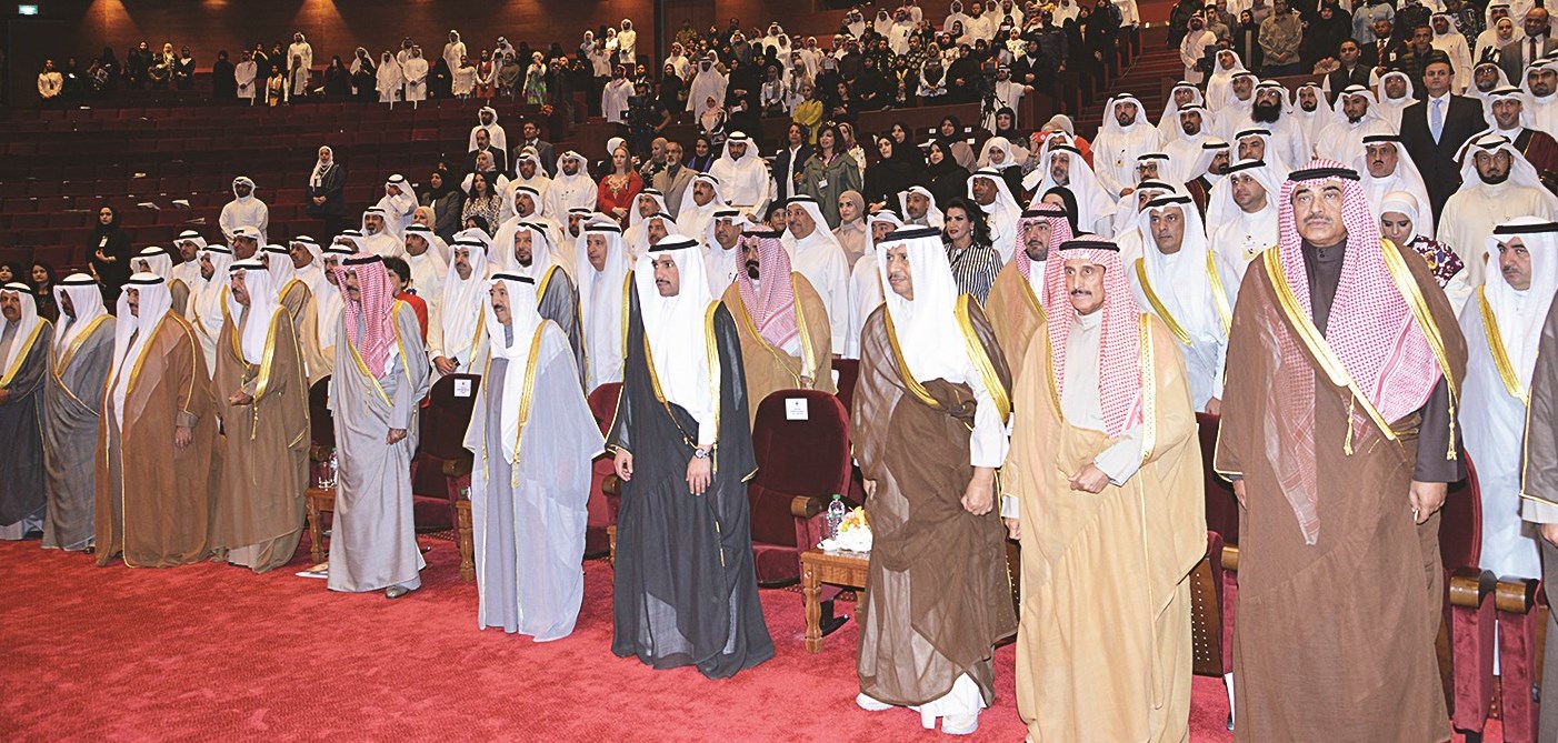 صاحب السمو متوسطاً ولي العهد والغانم وكبار الحضور لدى بدء الاحتفال