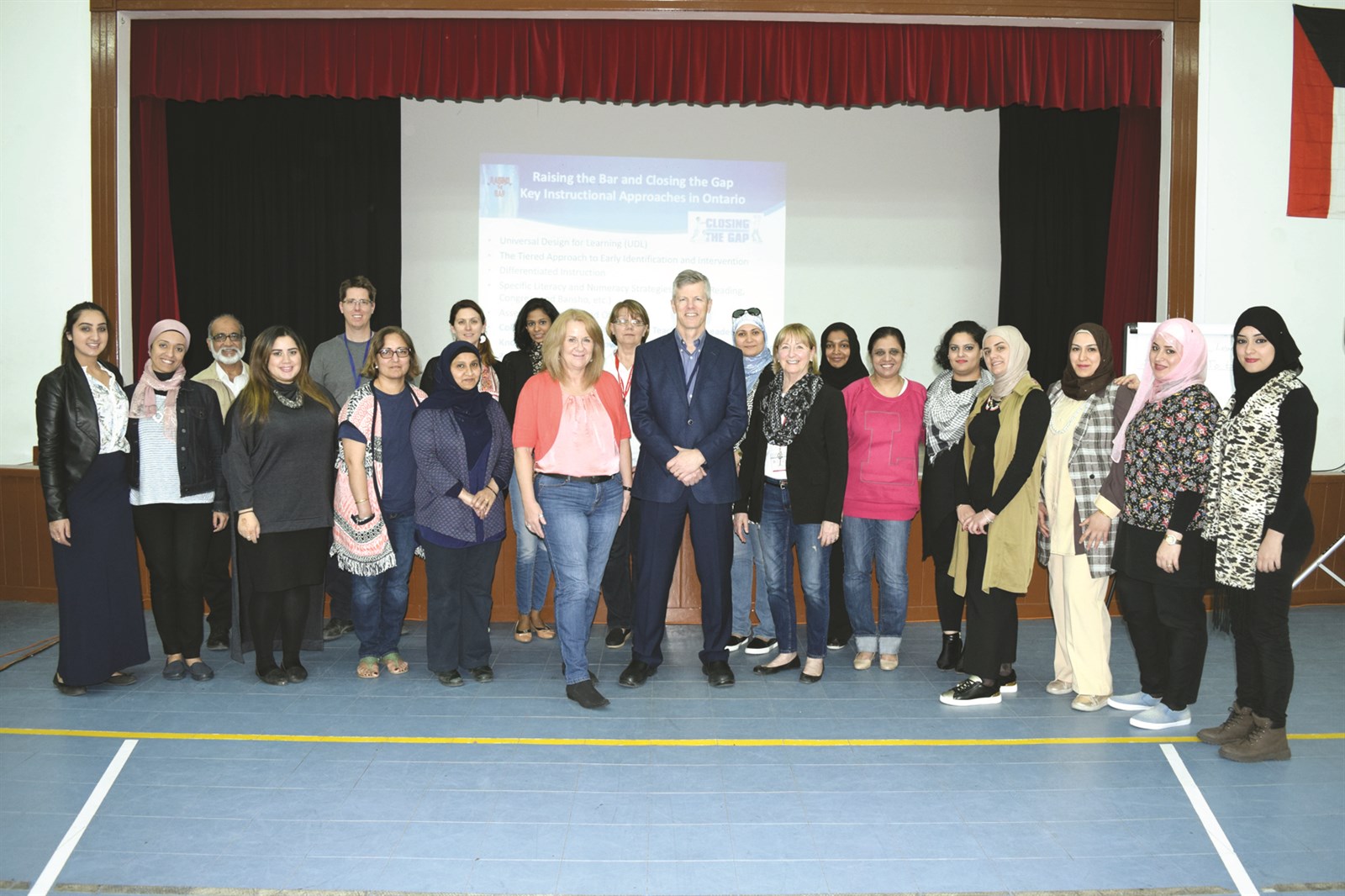 ... ومتوسطاً طاقم المدرسة الكندية