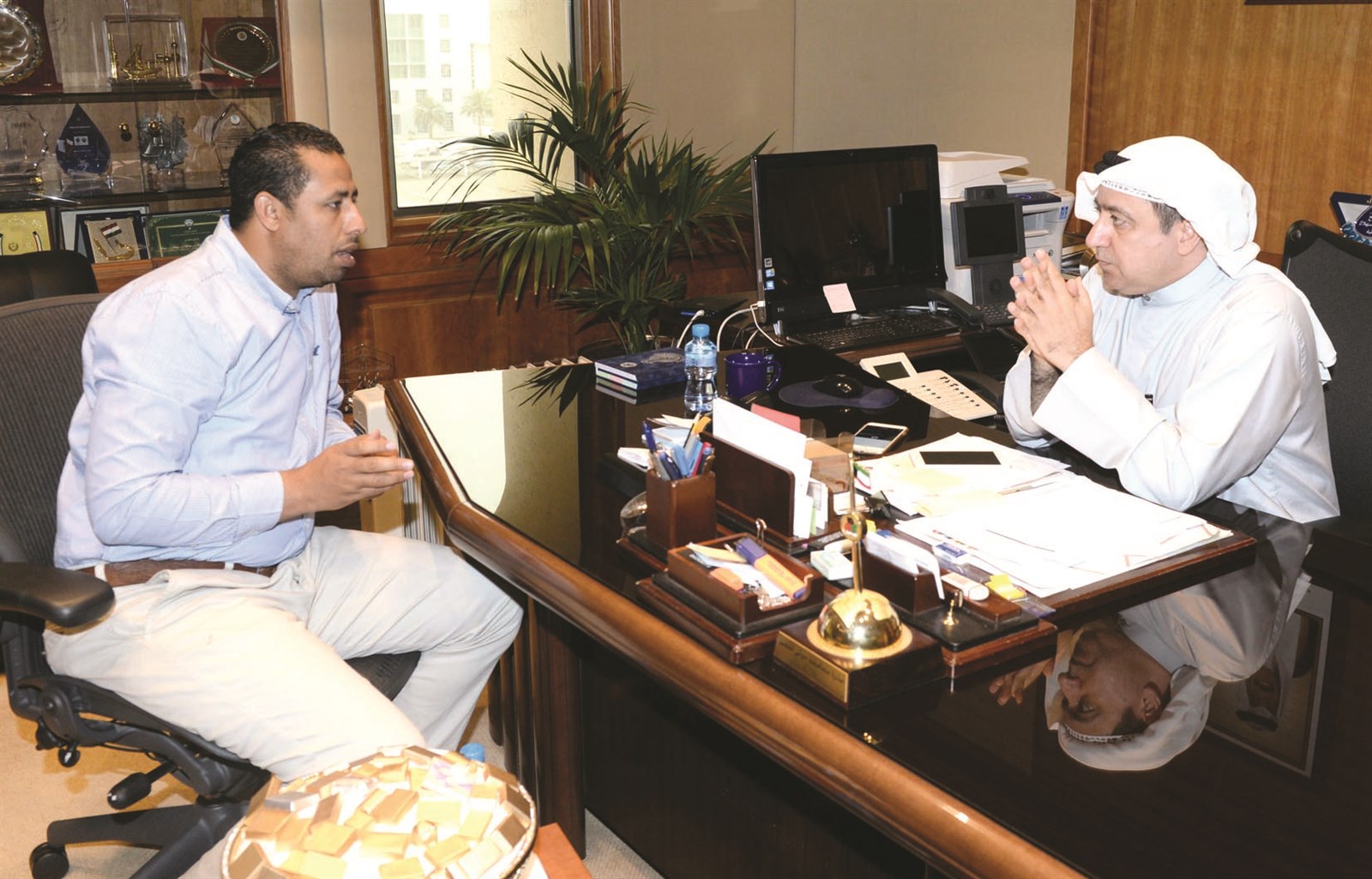 بوشهري متحدثاً للزميل علي العلاس (تصوير زكريا عطية)