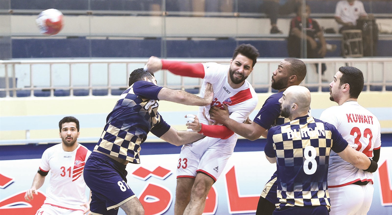 u0645u0634u0627u0631u064a u0635u064au0648u0627u0646 u0644u0627u0639u0628 u00abu0627u0644u0643u0648u064au062au00bb u0645u0635u0648u0628u0627u064b u0627u0644u0643u0631u0629 u0639u0644u0649 u0645u0631u0645u0649 u0628u0631u0642u0627u0646 (u062au0635u0648u064au0631 u062cu0627u0633u0645 u0628u0627u0631u0648u0646)