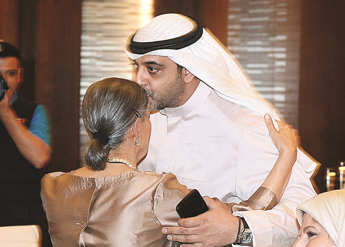 ... وقبلة على جبين فاطمة حسين (تصوير زكريا عطية)