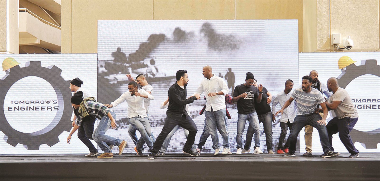 u0645u0634u0647u062f u062au0645u062bu064au0644u064a u064au062cu0633u062f u0627u0644u0645u0639u0627u0646u0627u0629 u0627u0644u0625u0646u0633u0627u0646u064au0629 u0641u064a u0638u0644 u0627u0644u062du0631u0648u0628