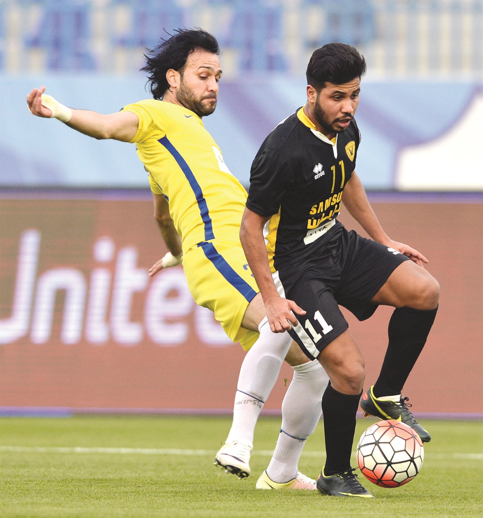 u0645u062fu0627u0641u0639 u0627u0644u0633u0627u062du0644 u0632u064au0646 u0627u0644u0641u0646u062fu064a u064au062du0627u0648u0644 u0642u0637u0639 u0627u0644u0643u0631u0629 u0645u0646 u0623u0645u0627u0645 u0645u0647u0627u062cu0645 u0627u0644u0642u0627u062fu0633u064au0629 u0645u062du0645u062f u0627u0644u0641u0647u062f b (u0627u0644u0623u0632u0631u0642 u062fu0648u062a u0643u0648u0645)